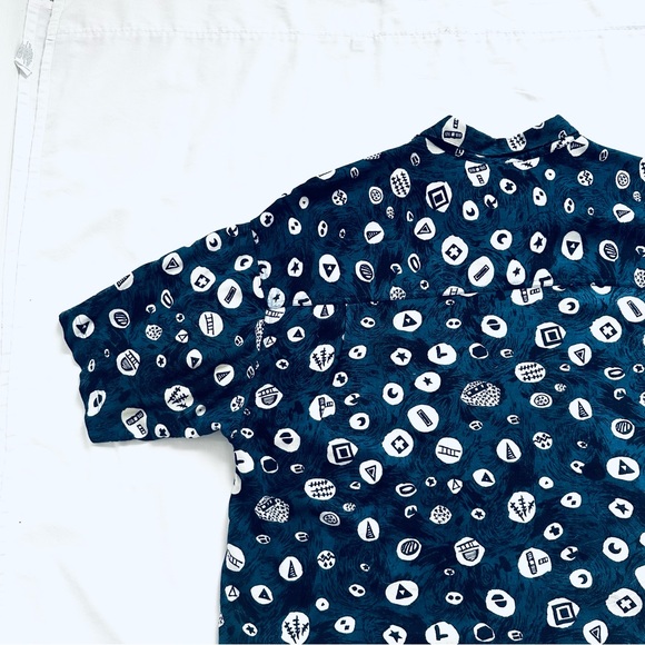 β
Vintage 90βs Structure Pattern Casual Button Down - Blue/White β
- Picture 16 of 17